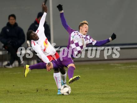 Fussball Sky go Erste Liga. SK Austria Klagenfurt gegen FC Liefering.  Fabian Miesenboeck,  (Klagenfurt), Dayotchanculle Upamecano (Liefering). Klagenfurt, am 27.11.2015.
Foto: Kuess
---
pressefotos, pressefotografie, kuess, qs, qspictures, sport, bild, bilder, bilddatenbank