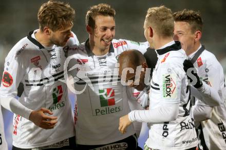 Fussball tipico Bundesliga. RZ Pellets WAC gegen FC Admira Wacker Moedling. Torjubel De Oliveira Silvio Carlos, Boris Huettenbrenner, Peter Tschernegg, Christoph Rabitsch, Christopher Wernitznig (WAC). Wolfsberg, am 7.11.2015.
Foto: Kuess
---
pressefotos, pressefotografie, kuess, qs, qspictures, sport, bild, bilder, bilddatenbank