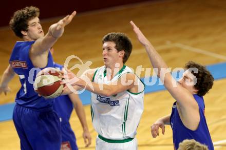 Basketball 2. Bundesliga 2015/16 Grunddurchgang 10.Runde. KOS Celovec gegen Timberwolves. Andi Smrtnik (KOS), Peter Hofbauer, DÂ´Angelo Philipp (Timberwolves). Klagenfurt, am 28.11.2015.
Foto: Kuess
---
pressefotos, pressefotografie, kuess, qs, qspictures, sport, bild, bilder, bilddatenbank