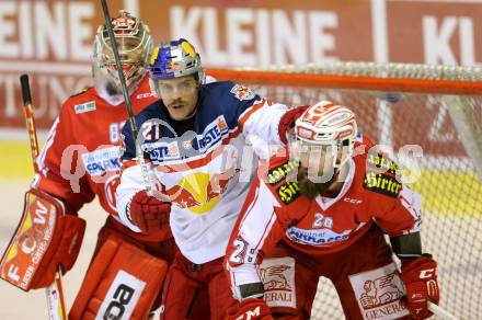 EBEL. Eishockey Bundesliga. KAC gegen 	EC Red Bull Salzburg. Pekka Tuokkola, Martin Schumnig, (KAC),  Brett Sterling (Salzburg). Klagenfurt, am 29.11.2015.
Foto: Kuess

---
pressefotos, pressefotografie, kuess, qs, qspictures, sport, bild, bilder, bilddatenbank