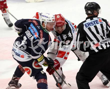 EBEL. Eishockey Bundesliga. EC VSV gegen HC TWK Innsbruck.	 .  Dustin Johner (VSV), SPURGEON Tyler (Innsbruck). Villach, am 29.11.2015.
Foto: Kuess 


---
pressefotos, pressefotografie, kuess, qs, qspictures, sport, bild, bilder, bilddatenbank