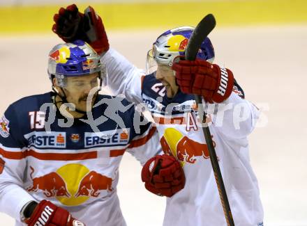 EBEL. Eishockey Bundesliga. KAC gegen 	EC Red Bull Salzburg. Torjubel Daniel Welser, Manuel Latusa (Salzburg). Klagenfurt, am 29.11.2015.
Foto: Kuess

---
pressefotos, pressefotografie, kuess, qs, qspictures, sport, bild, bilder, bilddatenbank