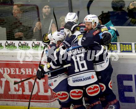 EBEL. Eishockey Bundesliga. EC VSV gegen HC TWK Innsbruck.	 .  Torjubel (VSV). Villach, am 29.11.2015.
Foto: Kuess 


---
pressefotos, pressefotografie, kuess, qs, qspictures, sport, bild, bilder, bilddatenbank