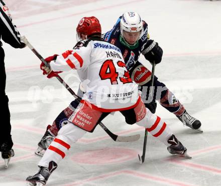 EBEL. Eishockey Bundesliga. EC VSV gegen HC TWK Innsbruck.	 .  Dustin Johner (VSV), HAHN Derek (Innsbruck). Villach, am 29.11.2015.
Foto: Kuess 


---
pressefotos, pressefotografie, kuess, qs, qspictures, sport, bild, bilder, bilddatenbank