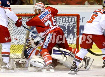 EBEL. Eishockey Bundesliga. KAC gegen 	EC Red Bull Salzburg. Jamie Lundmark, (KAC), Luka Gracnar  (Salzburg). Klagenfurt, am 29.11.2015.
Foto: Kuess

---
pressefotos, pressefotografie, kuess, qs, qspictures, sport, bild, bilder, bilddatenbank