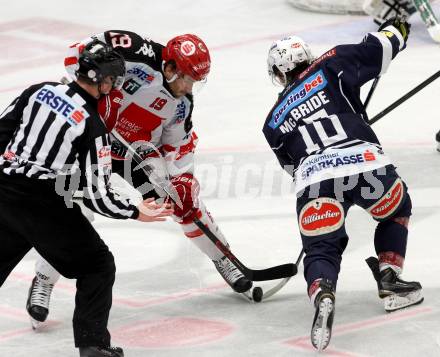 EBEL. Eishockey Bundesliga. EC VSV gegen HC TWK Innsbruck.	 .  Brock McBride,  (VSV), Tyler Spurgeon (Innsbruck). Villach, am 29.11.2015.
Foto: Kuess 


---
pressefotos, pressefotografie, kuess, qs, qspictures, sport, bild, bilder, bilddatenbank