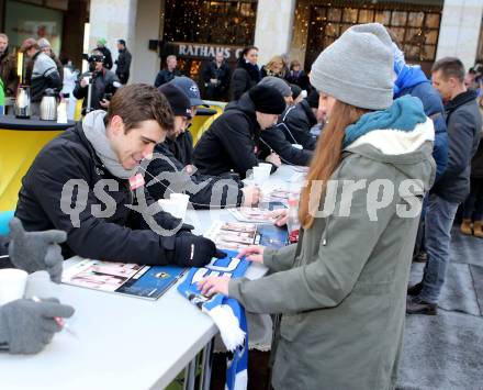 EBEL. Eishockey Bundesliga. VSV Kalenderpraesentation.  Ryan McKiernan. Villach, am 5.12.2015.
Foto: Kuess
---
pressefotos, pressefotografie, kuess, qs, qspictures, sport, bild, bilder, bilddatenbank