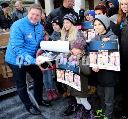 EBEL. Eishockey Bundesliga. VSV Kalenderpraesentation.   Buergermeister Guenther Albel,. Villach, am 5.12.2015.
Foto: Kuess
---
pressefotos, pressefotografie, kuess, qs, qspictures, sport, bild, bilder, bilddatenbank