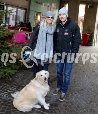 EBEL. Eishockey Bundesliga. VSV Kalenderpraesentation.  Mark Santorelli mit Frau Amanda. Villach, am 5.12.2015.
Foto: Kuess
---
pressefotos, pressefotografie, kuess, qs, qspictures, sport, bild, bilder, bilddatenbank