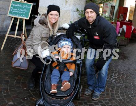 EBEL. Eishockey Bundesliga. VSV Kalenderpraesentation.  Eric Hunter mit Ehefrau Kristin und Sohn Smith. Villach, am 5.12.2015.
Foto: Kuess
---
pressefotos, pressefotografie, kuess, qs, qspictures, sport, bild, bilder, bilddatenbank