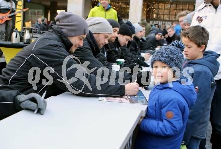 EBEL. Eishockey Bundesliga. VSV Kalenderpraesentation.  Stefan Bacher, Markus Schlacher. Villach, am 5.12.2015.
Foto: Kuess
---
pressefotos, pressefotografie, kuess, qs, qspictures, sport, bild, bilder, bilddatenbank