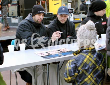 EBEL. Eishockey Bundesliga. VSV Kalenderpraesentation.  Ziga Pance, Dustin Johner. Villach, am 5.12.2015.
Foto: Kuess
---
pressefotos, pressefotografie, kuess, qs, qspictures, sport, bild, bilder, bilddatenbank