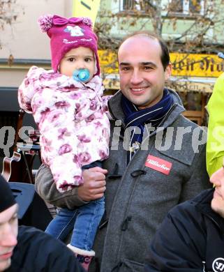 EBEL. Eishockey Bundesliga. VSV Kalenderpraesentation. Stefan Widitsch mit Tochter. Villach, am 5.12.2015.
Foto: Kuess
---
pressefotos, pressefotografie, kuess, qs, qspictures, sport, bild, bilder, bilddatenbank