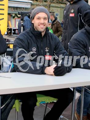 EBEL. Eishockey Bundesliga. VSV Kalenderpraesentation.  Rick Schofield. Villach, am 5.12.2015.
Foto: Kuess
---
pressefotos, pressefotografie, kuess, qs, qspictures, sport, bild, bilder, bilddatenbank