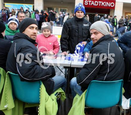 EBEL. Eishockey Bundesliga. VSV Kalenderpraesentation.  Eric Hunter, Markus Schlacher. Villach, am 5.12.2015.
Foto: Kuess
---
pressefotos, pressefotografie, kuess, qs, qspictures, sport, bild, bilder, bilddatenbank