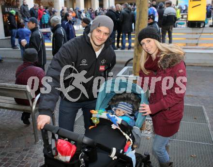 EBEL. Eishockey Bundesliga. VSV Kalenderpraesentation.  Stefan Bacher mit Freundin Stephanie und Sohn Nils. Villach, am 5.12.2015.
Foto: Kuess
---
pressefotos, pressefotografie, kuess, qs, qspictures, sport, bild, bilder, bilddatenbank