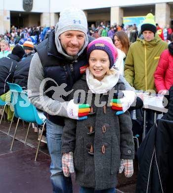 EBEL. Eishockey Bundesliga. VSV Kalenderpraesentation.  Tormanntrainer Markus Kerschbaumer mit Tochter Tessa. Villach, am 5.12.2015.
Foto: Kuess
---
pressefotos, pressefotografie, kuess, qs, qspictures, sport, bild, bilder, bilddatenbank