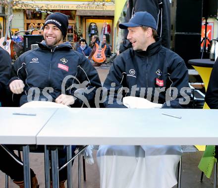 EBEL. Eishockey Bundesliga. VSV Kalenderpraesentation.  Ziga Pance, Dustin Johner. Villach, am 5.12.2015.
Foto: Kuess
---
pressefotos, pressefotografie, kuess, qs, qspictures, sport, bild, bilder, bilddatenbank