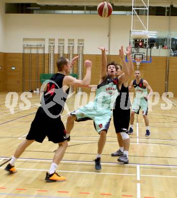 Basketball OEBV Cup. Raiders Villach gegen Mistelbach Mustangs. Simon Finzgar (Villach),  Vladimir Sismilich (Mistelbach). Villach, am 8.12.2015.
Foto: Kuess
---
pressefotos, pressefotografie, kuess, qs, qspictures, sport, bild, bilder, bilddatenbank