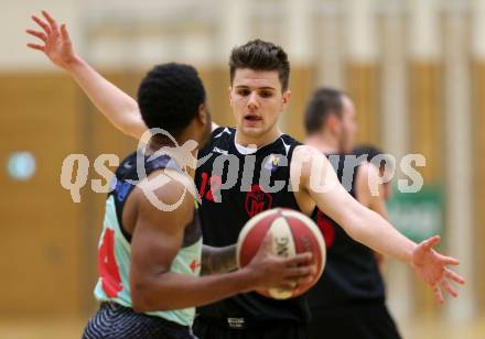 Basketball OEBV Cup. Raiders Villach gegen Mistelbach Mustangs. Dominique Richmond Jackson (Villach),  Marcus Weidner (Mistelbach). Villach, am 8.12.2015.
Foto: Kuess
---
pressefotos, pressefotografie, kuess, qs, qspictures, sport, bild, bilder, bilddatenbank