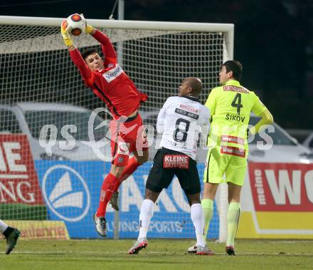 Fussball tipico Bundesliga. RZ Pellets WAC gegen FK Austria Wien. De Oliveira Silvio Carlos (WAC), Osman Hadzikic, Vanche Shikov (Wien). Wolfsberg, am 5.12.2015.
Foto: Kuess
---
pressefotos, pressefotografie, kuess, qs, qspictures, sport, bild, bilder, bilddatenbank