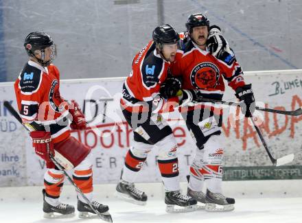 Eishockey Kaerntner Liga Division 2 Ost. HCP Pubersdorf gegen WSG Wietersdorf. Torjubel Thomas Kircher Gerd Krassnig, Peter Krenz (Wietersdorf). Voelkermarkt, am 12.12.2015.
Foto: Kuess
---
pressefotos, pressefotografie, kuess, qs, qspictures, sport, bild, bilder, bilddatenbank