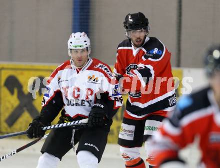 Eishockey Kaerntner Liga Division 2 Ost. HCP Pubersdorf gegen WSG Wietersdorf. Michael Roesch, (Pubersdorf), Georg Reichard  (Wietersdorf). Voelkermarkt, am 12.12.2015.
Foto: Kuess
---
pressefotos, pressefotografie, kuess, qs, qspictures, sport, bild, bilder, bilddatenbank