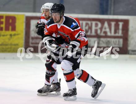 Eishockey Kaerntner Liga Division 2 Ost. HCP Pubersdorf gegen WSG Wietersdorf. Lukas Paier,  (Pubersdorf), Gerd Krassnig (Wietersdorf). Voelkermarkt, am 12.12.2015.
Foto: Kuess
---
pressefotos, pressefotografie, kuess, qs, qspictures, sport, bild, bilder, bilddatenbank