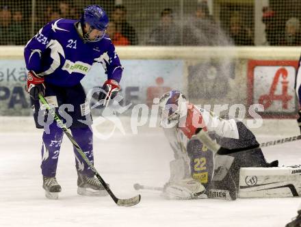 Eishockey Kaerntner Landesklasse Ost. KHC Kappler Club gegen Friesacher AC II. Sebastian Selinger, (Kappel), Dominik Kogler  (Friesach). Althofen, am 12.12.2015.
Foto: Kuess
---
pressefotos, pressefotografie, kuess, qs, qspictures, sport, bild, bilder, bilddatenbank