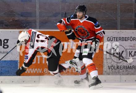 Eishockey Kaerntner Liga Division 2 Ost. HCP Pubersdorf gegen WSG Wietersdorf. Michael Krall,  (Pubersdorf), Michael Reichard (Wietersdorf). Voelkermarkt, am 12.12.2015.
Foto: Kuess
---
pressefotos, pressefotografie, kuess, qs, qspictures, sport, bild, bilder, bilddatenbank