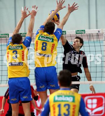 Volleyball Bundesliga. VBK Woerthersee Loewen Klagenfurt gegen SK Posojilnica Aich/Dob. Simon Fruehbauer, (Woerthersee Loewen), Michal Hruska, Mlynarcik Peter (Aich/Dob). Klagenfurt, am 12.12.2015.
Foto: Kuess
---
pressefotos, pressefotografie, kuess, qs, qspictures, sport, bild, bilder, bilddatenbank