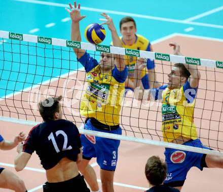 Volleyball Bundesliga. VBK Woerthersee Loewen Klagenfurt gegen SK Posojilnica Aich/Dob. Stefan Riegler, (Woerthersee Loewen), Michal Hruska, Krasnevski Kiryll (Aich/Dob). Klagenfurt, am 12.12.2015.
Foto: Kuess
---
pressefotos, pressefotografie, kuess, qs, qspictures, sport, bild, bilder, bilddatenbank