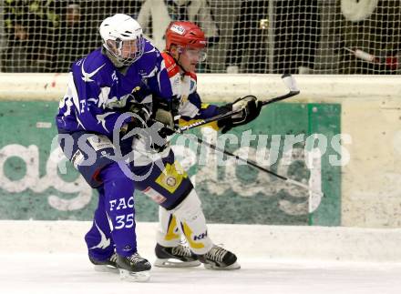 Eishockey Kaerntner Landesklasse Ost. KHC Kappler Club gegen Friesacher AC II. Manfred Prieger,  (Kappel), Alexander Woelfl (Friesach). Althofen, am 12.12.2015.
Foto: Kuess
---
pressefotos, pressefotografie, kuess, qs, qspictures, sport, bild, bilder, bilddatenbank