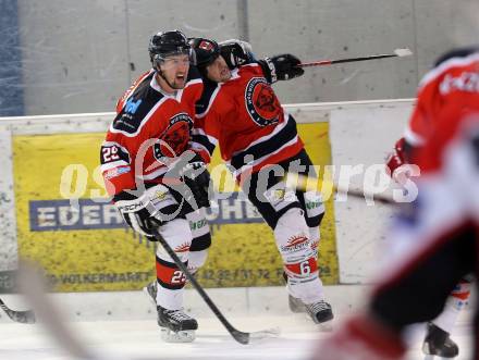 Eishockey Kaerntner Liga Division 2 Ost. HCP Pubersdorf gegen WSG Wietersdorf. Torjubel  Gerd Krassnig, Peter Krenz  (Wietersdorf). Voelkermarkt, am 12.12.2015.
Foto: Kuess
---
pressefotos, pressefotografie, kuess, qs, qspictures, sport, bild, bilder, bilddatenbank