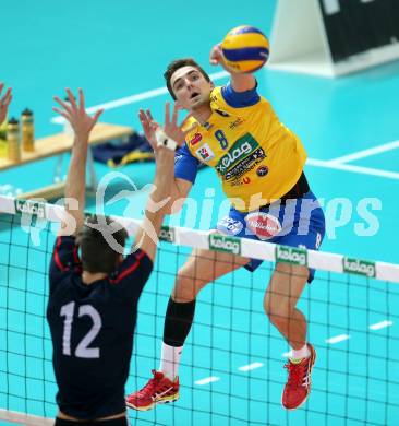 Volleyball Bundesliga. VBK Woerthersee Loewen Klagenfurt gegen SK Posojilnica Aich/Dob. StefanRiegler,  (Woerthersee Loewen), Mlynarcik Peter (Aich/Dob). Klagenfurt, am 12.12.2015.
Foto: Kuess
---
pressefotos, pressefotografie, kuess, qs, qspictures, sport, bild, bilder, bilddatenbank