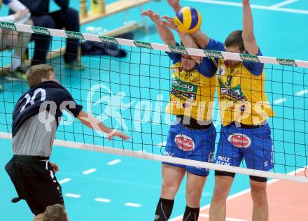 Volleyball Bundesliga. VBK Woerthersee Loewen Klagenfurt gegen SK Posojilnica Aich/Dob. Florian Schnetzer, (Woerthersee Loewen), Maximilian Thaller, Michal Hruska  (Aich/Dob). Klagenfurt, am 12.12.2015.
Foto: Kuess
---
pressefotos, pressefotografie, kuess, qs, qspictures, sport, bild, bilder, bilddatenbank