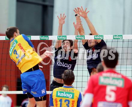 Volleyball Bundesliga. VBK Woerthersee Loewen Klagenfurt gegen SK Posojilnica Aich/Dob. Christian Rainer, Stefan Riegler, (Woerthersee Loewen), Michal Hruska  (Aich/Dob). Klagenfurt, am 12.12.2015.
Foto: Kuess
---
pressefotos, pressefotografie, kuess, qs, qspictures, sport, bild, bilder, bilddatenbank