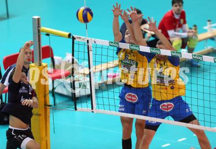 Volleyball Bundesliga. VBK Woerthersee Loewen Klagenfurt gegen SK Posojilnica Aich/Dob. Simon Fruehbauer, (Woerthersee Loewen), Mlynarcik Peter, Michal Hruska  (Aich/Dob). Klagenfurt, am 12.12.2015.
Foto: Kuess
---
pressefotos, pressefotografie, kuess, qs, qspictures, sport, bild, bilder, bilddatenbank