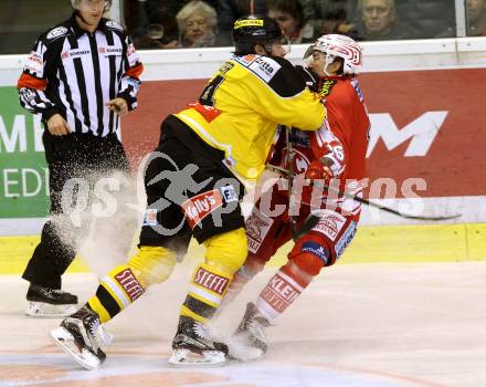 EBEL. Eishockey Bundesliga. KAC gegen 	UPC Vienna Capitals. Rauferei Patrick Harand, (KAC), Patrick Peter (Caps). Klagenfurt, am 13.12.2015.
Foto: Kuess

---
pressefotos, pressefotografie, kuess, qs, qspictures, sport, bild, bilder, bilddatenbank