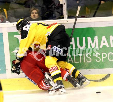 EBEL. Eishockey Bundesliga. KAC gegen 	UPC Vienna Capitals. Stefan Geier,  (KAC), Patrick Peter (Caps). Klagenfurt, am 13.12.2015.
Foto: Kuess

---
pressefotos, pressefotografie, kuess, qs, qspictures, sport, bild, bilder, bilddatenbank