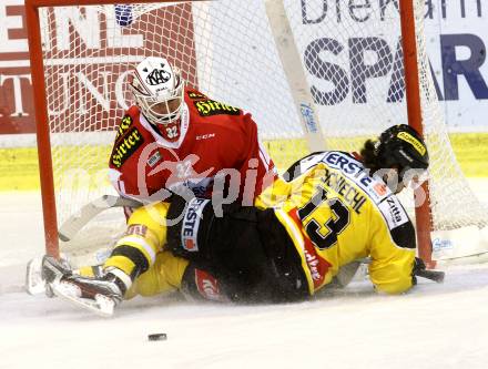 EBEL. Eishockey Bundesliga. KAC gegen 	UPC Vienna Capitals. Bernd Brueckler,  (KAC), Michael Schiechl (Caps). Klagenfurt, am 13.12.2015.
Foto: Kuess

---
pressefotos, pressefotografie, kuess, qs, qspictures, sport, bild, bilder, bilddatenbank