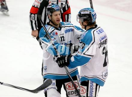 EBEL. Eishockey Bundesliga. EC VSV gegen EHC Liwest Black Wings Linz. Torjubel Kevin Moderer, Marius Goehringer (Linz). Villach, am 13.12.2015.
Foto: Kuess 


---
pressefotos, pressefotografie, kuess, qs, qspictures, sport, bild, bilder, bilddatenbank