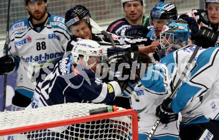 EBEL. Eishockey Bundesliga. EC VSV gegen EHC Liwest Black Wings Linz. Rauferei Brock McBride, (VSV), Bernhard Fechtig, (Linz). Villach, am 13.12.2015.
Foto: Kuess 


---
pressefotos, pressefotografie, kuess, qs, qspictures, sport, bild, bilder, bilddatenbank