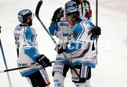 EBEL. Eishockey Bundesliga. EC VSV gegen EHC Liwest Black Wings Linz. Torjubel Kevin Moderer, Marius Goehringer, Brett Palin (Linz). Villach, am 13.12.2015.
Foto: Kuess 


---
pressefotos, pressefotografie, kuess, qs, qspictures, sport, bild, bilder, bilddatenbank