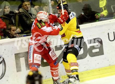 EBEL. Eishockey Bundesliga. KAC gegen 	UPC Vienna Capitals. Patrick Harand,  (KAC), Florian Iberer (Caps). Klagenfurt, am 13.12.2015.
Foto: Kuess

---
pressefotos, pressefotografie, kuess, qs, qspictures, sport, bild, bilder, bilddatenbank