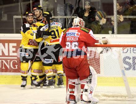 EBEL. Eishockey Bundesliga. KAC gegen 	UPC Vienna Capitals. Bernd Brueckler, (KAC), Torjubel Wien (Caps). Klagenfurt, am 13.12.2015.
Foto: Kuess

---
pressefotos, pressefotografie, kuess, qs, qspictures, sport, bild, bilder, bilddatenbank