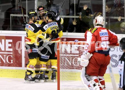 EBEL. Eishockey Bundesliga. KAC gegen 	UPC Vienna Capitals. Bernd Brueckler, (KAC), Torjubel Wien (Caps). Klagenfurt, am 13.12.2015.
Foto: Kuess

---
pressefotos, pressefotografie, kuess, qs, qspictures, sport, bild, bilder, bilddatenbank