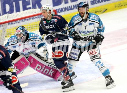 EBEL. Eishockey Bundesliga. EC VSV gegen EHC Liwest Black Wings Linz. Patrick Platzer, (VSV), Michael Ouzas, Brett Palin  (Linz). Villach, am 13.12.2015.
Foto: Kuess 


---
pressefotos, pressefotografie, kuess, qs, qspictures, sport, bild, bilder, bilddatenbank