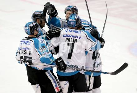 EBEL. Eishockey Bundesliga. EC VSV gegen EHC Liwest Black Wings Linz. Torjubel Kevin Moderer, Marius Goehringer, Brett Palin, Robert Lukas (Linz). Villach, am 13.12.2015.
Foto: Kuess 


---
pressefotos, pressefotografie, kuess, qs, qspictures, sport, bild, bilder, bilddatenbank