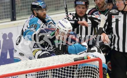 EBEL. Eishockey Bundesliga. EC VSV gegen EHC Liwest Black Wings Linz. Rauferei Brock McBride, (VSV), Bernhard Fechtig, Dan Dasilva  (Linz). Villach, am 13.12.2015.
Foto: Kuess 


---
pressefotos, pressefotografie, kuess, qs, qspictures, sport, bild, bilder, bilddatenbank